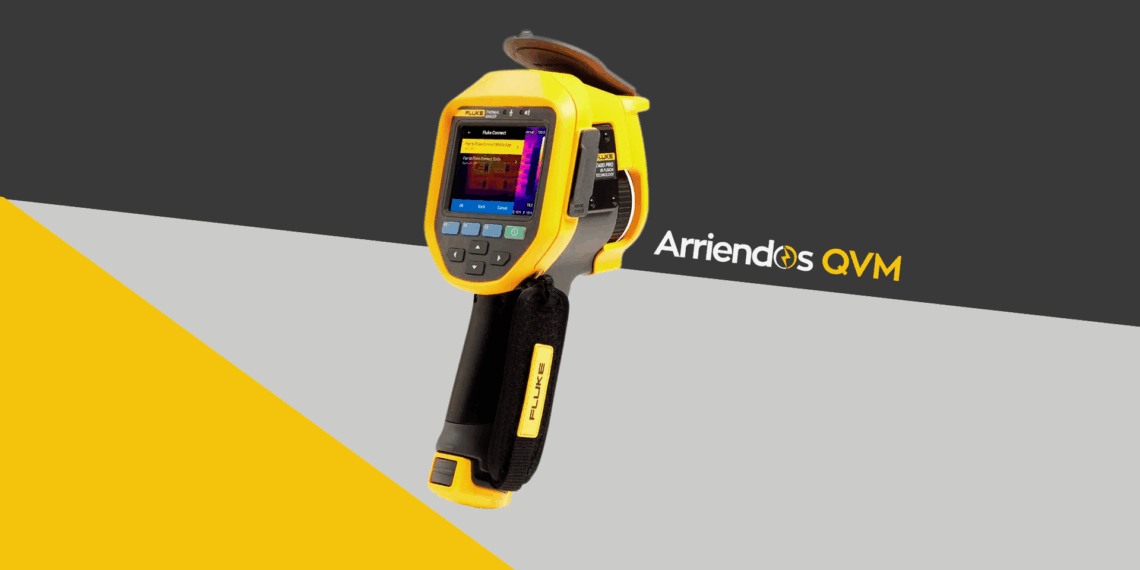 Fluke Ti-480 PRO termógrafo profesional con SuperResolution® en mano de técnico