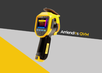 Fluke Ti-480 PRO termógrafo profesional con SuperResolution® en mano de técnico