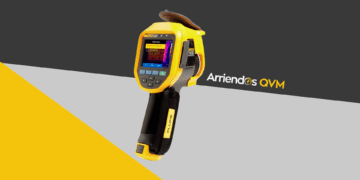 Fluke Ti-480 PRO termógrafo profesional con SuperResolution® en mano de técnico