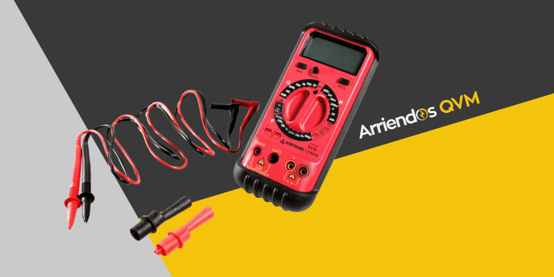 Amprobe LCR55A mostrando medición de inductancia, capacitancia y resistencia en su pantalla retroiluminada