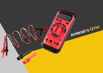 Amprobe LCR55A mostrando medición de inductancia, capacitancia y resistencia en su pantalla retroiluminada