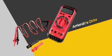 Amprobe LCR55A mostrando medición de inductancia, capacitancia y resistencia en su pantalla retroiluminada