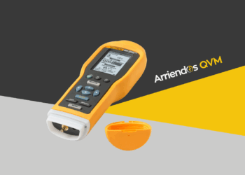Fluke 805 FC midiendo vibraciones en un rodamiento con pantalla Crest Factor+ y temperatura IR