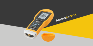 Fluke 805 FC midiendo vibraciones en un rodamiento con pantalla Crest Factor+ y temperatura IR