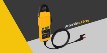 Fluke i30s midiendo corriente CA/CC con pinza Hall y pantalla digital