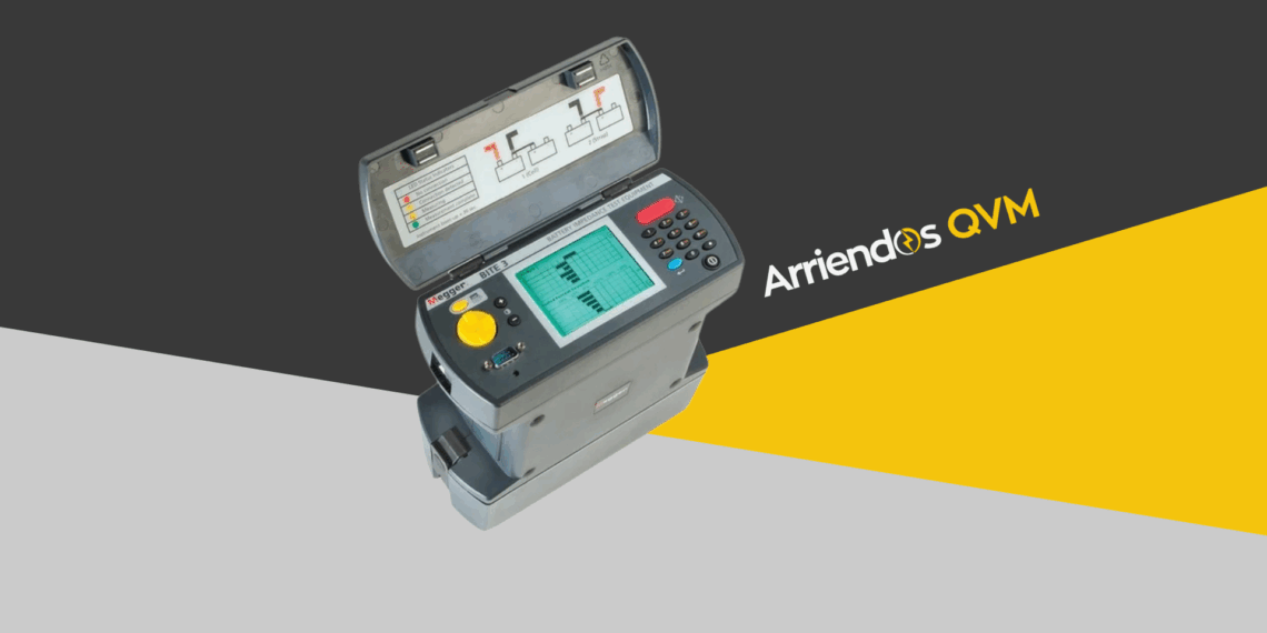 Megger BITE3 realizando medición de impedancia en un banco de baterías estacionarias