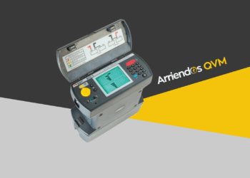 Megger BITE3 realizando medición de impedancia en un banco de baterías estacionarias