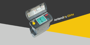 Megger BITE3 realizando medición de impedancia en un banco de baterías estacionarias