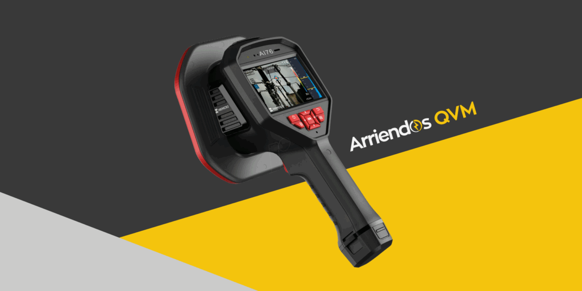 Cámara acústica HIKMICRO AI76 detectando fuga de gas en planta industrial, con interfaz gráfica visible y micrófonos MEMS activos