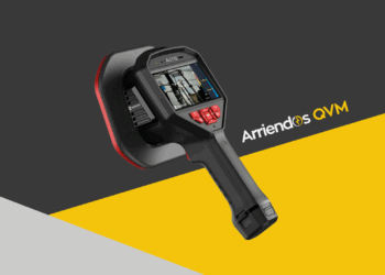 Cámara acústica HIKMICRO AI76 detectando fuga de gas en planta industrial, con interfaz gráfica visible y micrófonos MEMS activos