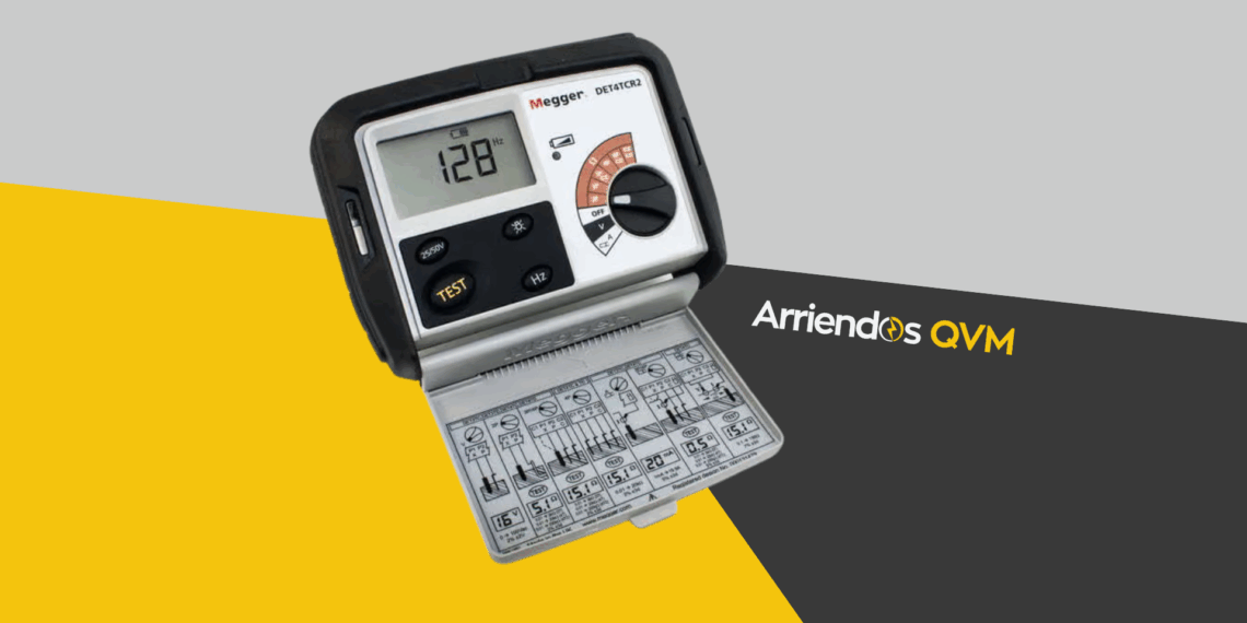 Telurómetro Megger DET4TC2 con accesorios completos en operación sobre terreno, midiendo resistencia de tierra en una subestación eléctrica.