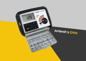 Telurómetro Megger DET4TC2 con accesorios completos en operación sobre terreno, midiendo resistencia de tierra en una subestación eléctrica.