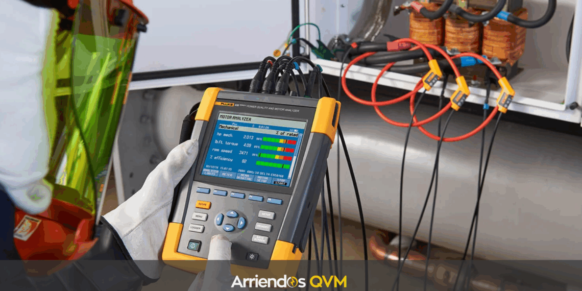 Técnico especializado utilizando analizador Fluke 435-II para medición de calidad de energía en sistema trifásico industria