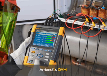 Técnico especializado utilizando analizador Fluke 435-II para medición de calidad de energía en sistema trifásico industria